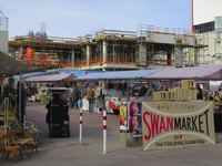 907232 Afbeelding van de 'Swanmarket' op het Vredenburgplein te Utrecht, met op de achtergrond de nieuwbouw voor ...